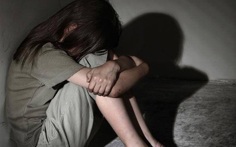 Bé gái 14 tuổi bị nam thiếu niên 13 tuổi cưỡng hiếp, cứa cổ đã qua cơn nguy kịch