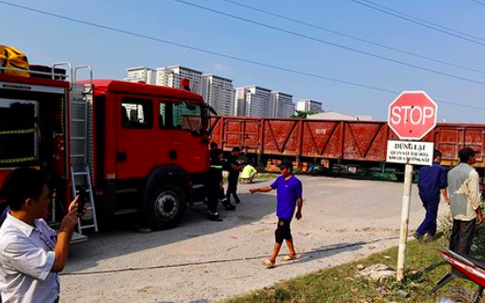 Chuyển gấp nữ nạn nhân vụ tàu hoả đâm xe tải ở Hà Nội lên bệnh viện hạng đặc biệt