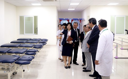 Trường ĐH Y tế Công cộng được trao tặng trang thiết bị phục hồi chức năng