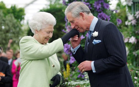 Người hâm mộ dậy sóng trước tin Nữ hoàng Anh ngầm chuyển giao quyền lực cho Charles, bà Camilla sẽ lên ngôi hoàng hậu