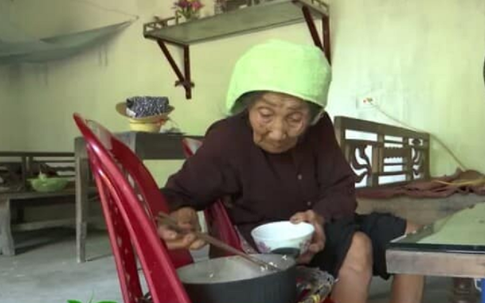 Xót xa cụ bà gần 90 tuổi mù lòa, cô đơn trong căn nhà xiêu vẹo
