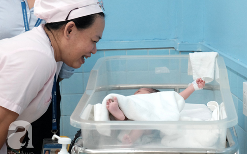 Cảm động điều dưỡng tự bỏ tiền túi mua tã sữa cho bé sơ sinh bị mẹ đẻ xong rồi bỏ rơi trong viện