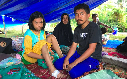 Đôi vợ chồng Indonesia bất lực nhìn con 10 tháng tuổi bị sóng thần cuốn khỏi tay