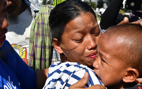 Bé 5 tuổi trở về sau một tuần mất tích trong động đất, sóng thần Indonesia