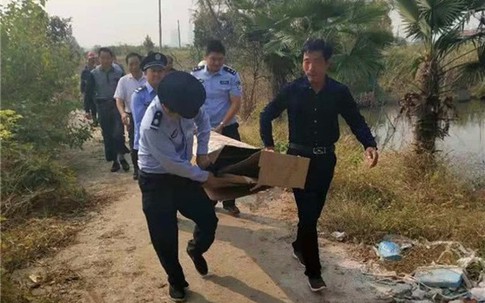 Dân làng hốt hoảng phát hiện thi thể gói trong bìa giấy vứt bên đường, cảnh sát đến nơi mới ngã ngửa khi sự thật phơi bày