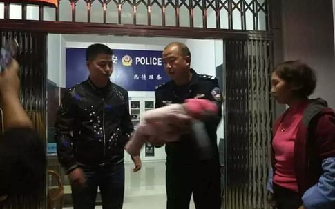 Bị từ chối cho thăm cháu gái mới đẻ, bà nội sinh nghi, không ngờ phát giác hành động đáng sợ của con trai mình