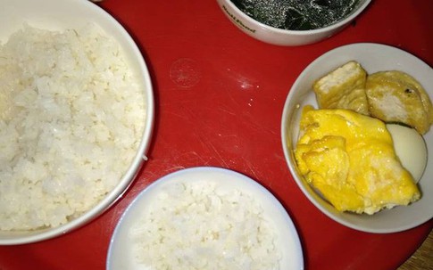 Cơm cữ lèo tèo vài miếng đã đành, mẹ chồng còn đặt thêm vật này lên mâm khiến nàng dâu 'thà nhịn đói còn hơn'