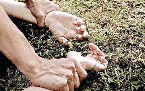 Trai làng giở trò đồi bại với phụ nữ ngoại quốc