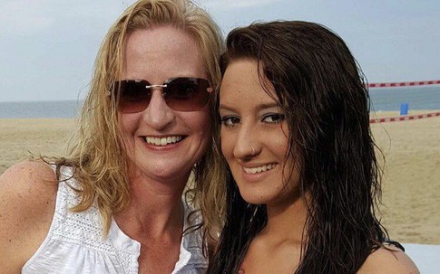 Biết trước cái chết, cô gái 20 tuổi yêu cầu mẹ viết bản cáo phó gây sốc