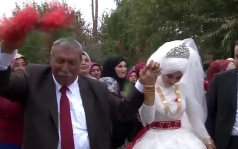Ông bố mời 3.000 khách, mổ 240 gà tây để cưới vợ cho con