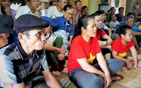 Bố mẹ thủ môn Bùi Tiến Dũng cổ vũ đội tuyển từ bệnh viện
