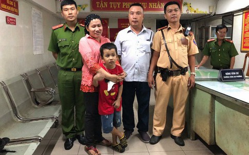 CSGT tỏa khắp quận 1 tìm bé trai đi lạc trong “bão” mừng chiến thắng