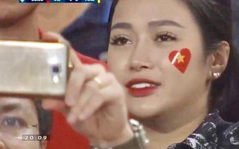 Nữ CĐV lên sóng trực tiếp: Bất ngờ khi về nhà FB tăng vài nghìn follow