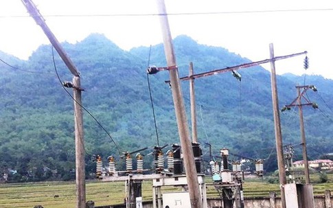 Ô tô kéo gãy cột điện, cả huyện mất điện