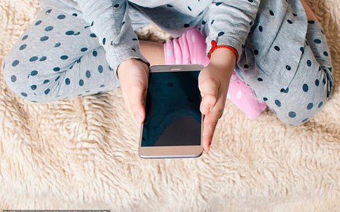 Con gái chơi điện thoại quá nhiều, bà mẹ không nhẹ nhàng khuyên bảo mà điên cuồng chặt tay, bóp cổ con đến chết