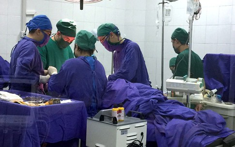 Cứu sống 2 người bị đâm thấu ngực trong đêm