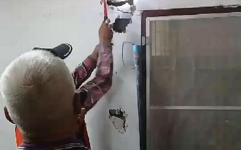 Nghe tiếng rít ghê rợn bên trong tường, chủ nhà phá ra mới phát hiện điều khủng khiếp