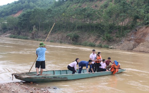 Lũ cuốn trôi cầu, cả nghìn dân vùng cao bị cô lập