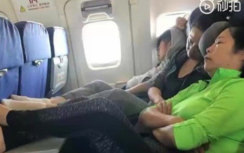 Người phụ nữ Trung Quốc gây phẫn nộ vì gác chân lên bàn ăn trên máy bay