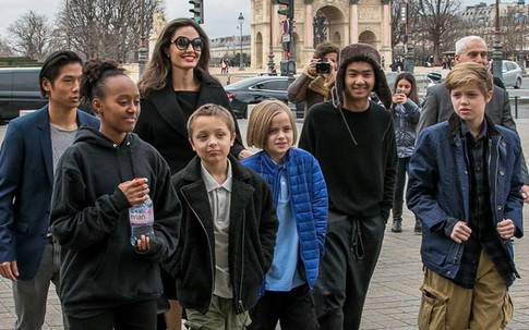 Các con nhà Jolie-Pitt đồng loạt than quá mệt mỏi khi sống với Angelina và chỉ muốn được ở bên bố Brad?