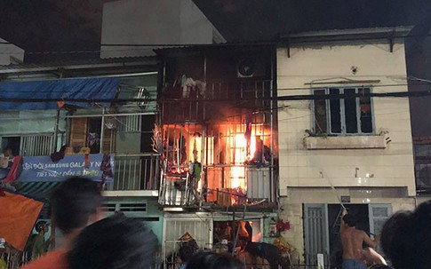 Hai bà cháu mở cửa chạy thoát thân khỏi căn nhà bốc cháy dữ dội ở Sài Gòn