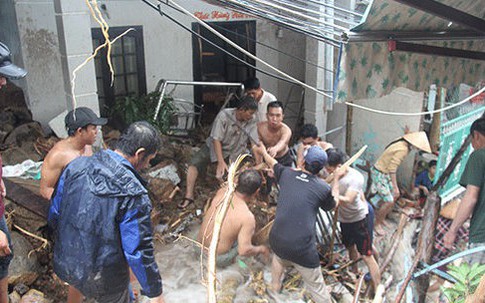 Sạt lở kinh hoàng ở Nha Trang, 17 người chết: Bà ngoại đau đớn tìm thấy thi thể cháu mắc ở cây xoài