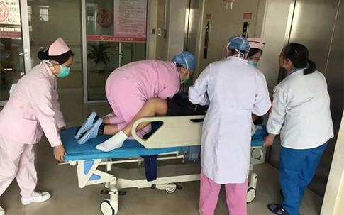 Mẹ trẻ muốn rặn đẻ, nữ bác sĩ quỳ gối quyết giữ chặt rồi hét lên: “Quá nguy hiểm!”