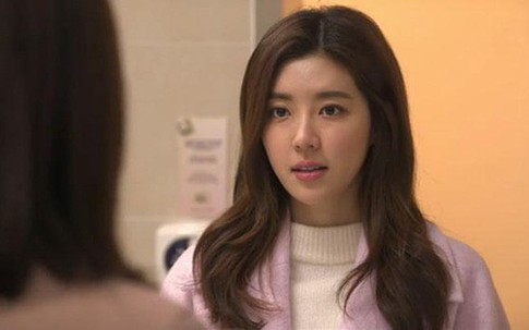 Cô gái bị đánh ghen vì nhắn tin với đàn ông có vợ, chị em lại đồng loạt bênh vực vì 1 chi tiết
