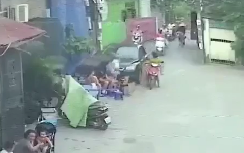 Clip “xe điên” lao vào quán nước tông nhiều người trọng thương ở Hà Nội