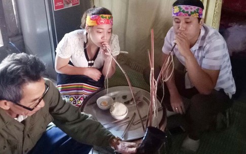 Hai thầy cô nên duyên nhờ cắm bản
