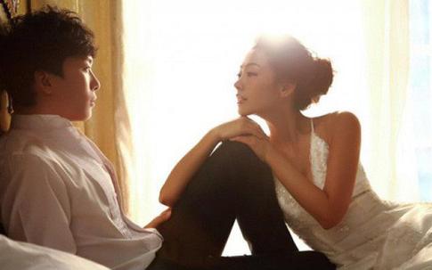 Nhìn một sự thay đổi trong phòng ngủ, tôi đã phát hiện chồng dẫn gái về nhà