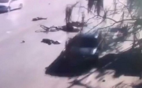 Lao xe trước trường tiểu học Trung Quốc, 5 trẻ thiệt mạng