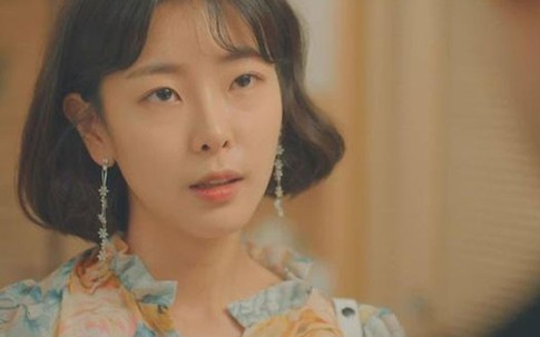 Vợ ôm đống tiền đầy sung sướng sau vụ chồng bị đánh ghen vì cặp với gái già