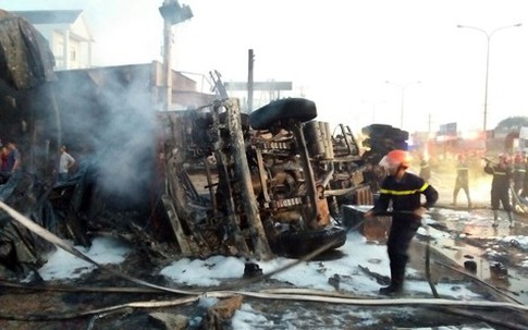 Tai nạn kinh hoàng: Xe bồn chở xăng tông trụ điện làm cháy nhà dân, hàng chục người thương vong