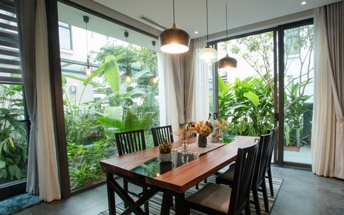 Ngôi nhà tràn ngập hoa cỏ và tiếng chim hót líu lo của vợ chồng Hà Nội