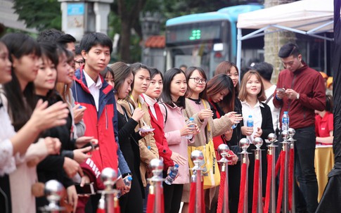 Dân công sở “trốn làm”, xe máy kín hầm vì săn đồ giá rẻ