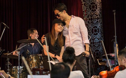 Bức ảnh Hà Anh Tuấn ôm hôn Mỹ Tâm gây xôn xao, dân mạng liên tục gọi tên Thanh Hằng