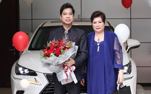 Ngọc Sơn quỳ gối khi được mẹ tặng xe 3 tỷ mừng sinh nhật tuổi 50