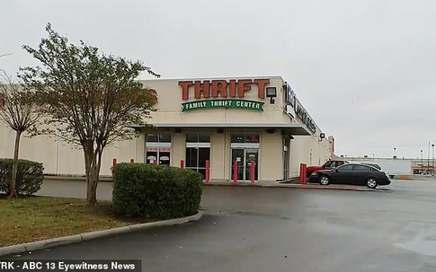 Để hai con trong xe rồi đi mua sắm, người bố không ngờ quay lại đã nghe con gái khóc và thú nhận chuyện khủng khiếp