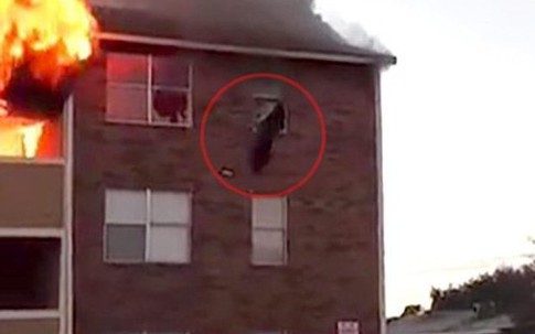 Cháy nhà, mẹ thả con 1 tuổi từ tầng ba cho người lạ