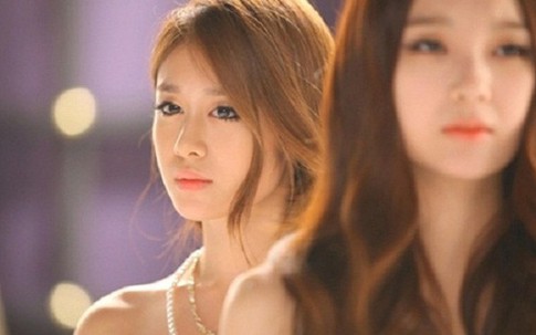 Quên tiền đi chợ nên quay về lấy, cô gái đau xót phát hiện sự thật vì sao bạn trai chỉ thích đến phòng trọ chơi