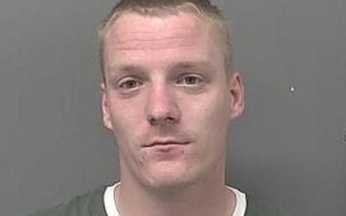 Tưởng hàng xóm làm "chuyện ấy" quá mức ồn ào, mẹ phát hiện sự thật không ngờ về con gái