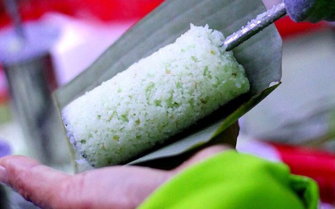Bán bánh lạ bọc ống inox: Bám vỉa hè Hà Nội, chàng trai thu 70 triệu/tháng