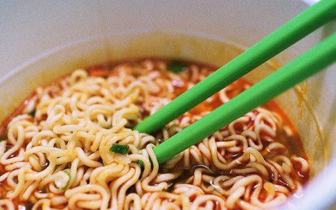 Nữ sinh viên nhập viện sau 3 tuần ăn mì tôm liên tiếp