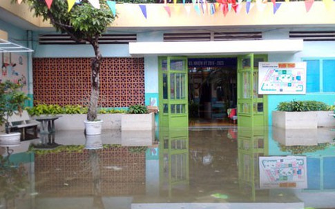 Hàng loạt trường học ở Sài Gòn ngập sâu sau bão Usagi