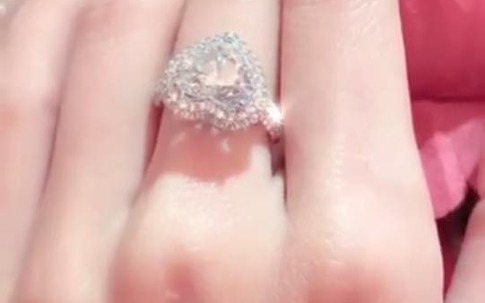 Cư dân mạng đặt dấu hỏi về sự xuất hiện của chiếc nhẫn kim cương mới trên tay Minh Hằng
