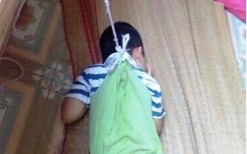 Xác minh hình ảnh bé trai 4 tuổi bị nhốt ở phòng học, buộc dây, treo lên cửa sổ