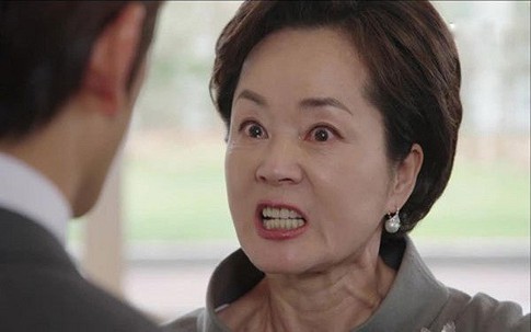 Tôi vừa trải qua cơn 'thập tử nhất sinh' trên bàn đẻ, mẹ chồng ép tôi phải ly hôn vì một lý do quá quắt chưa từng thấy