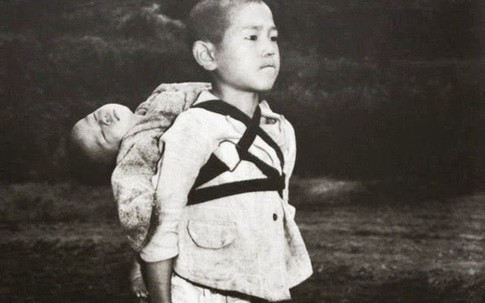 Bức ảnh cậu bé cõng em đã chết trên lưng và câu chuyện về khoảnh khắc khiến nhiếp ảnh gia ám ảnh suốt đời