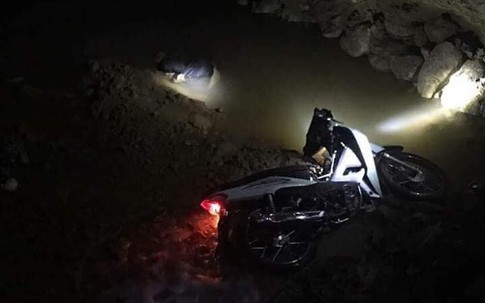 Phát hiện thi thể người đàn ông dưới cống nước, cạnh xe đang nổ máy